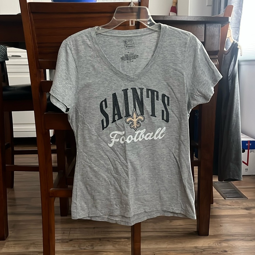 New Orleans Saints t shirt. Fanatics, size Medium good condition. Light gray.